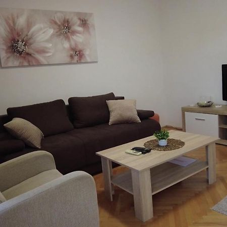 Apartment Dina Omis Bagian luar foto