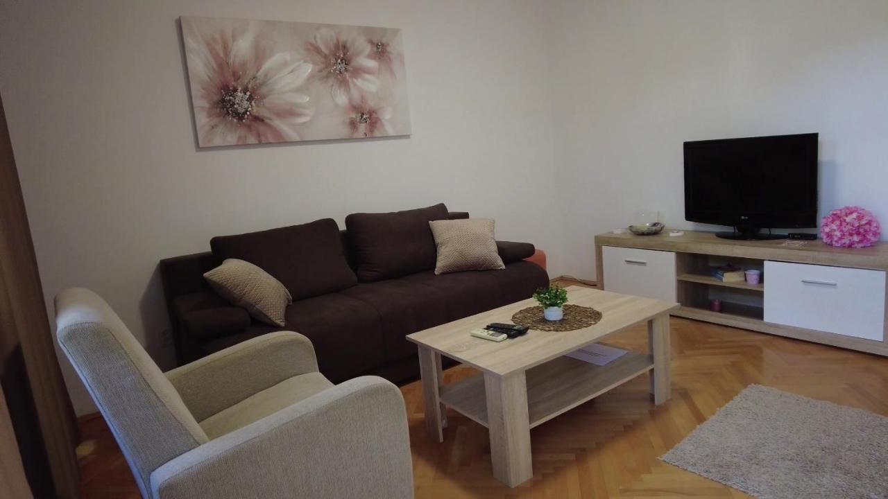 Apartment Dina Omis Bagian luar foto