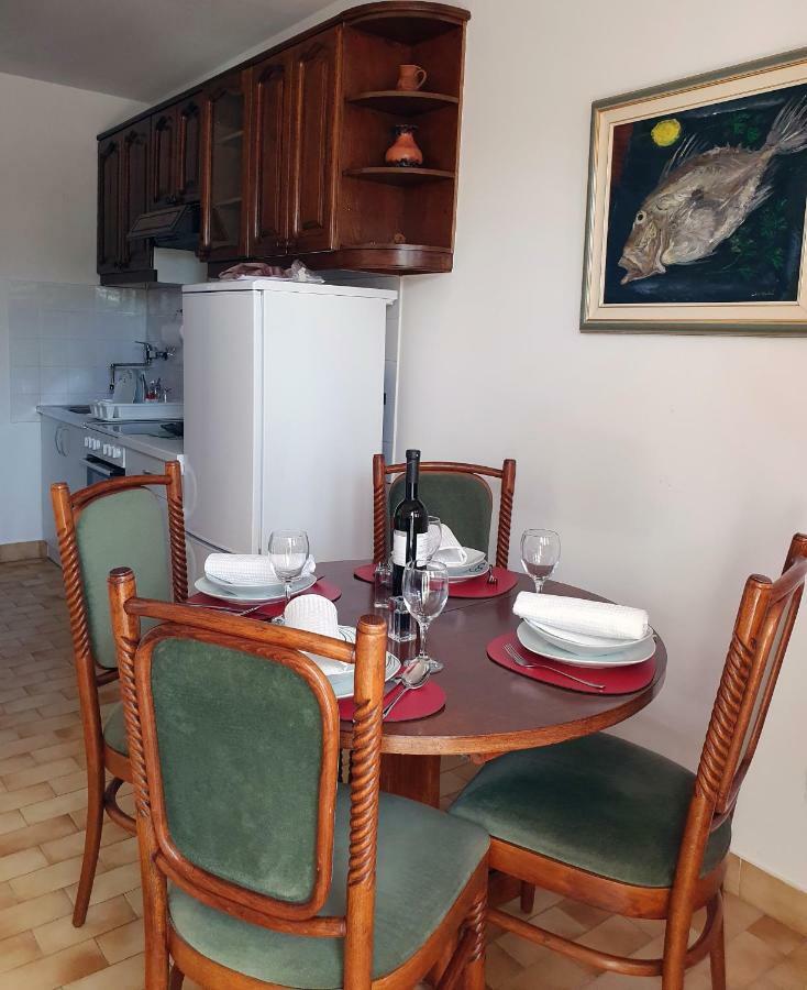 Apartment Dina Omis Bagian luar foto