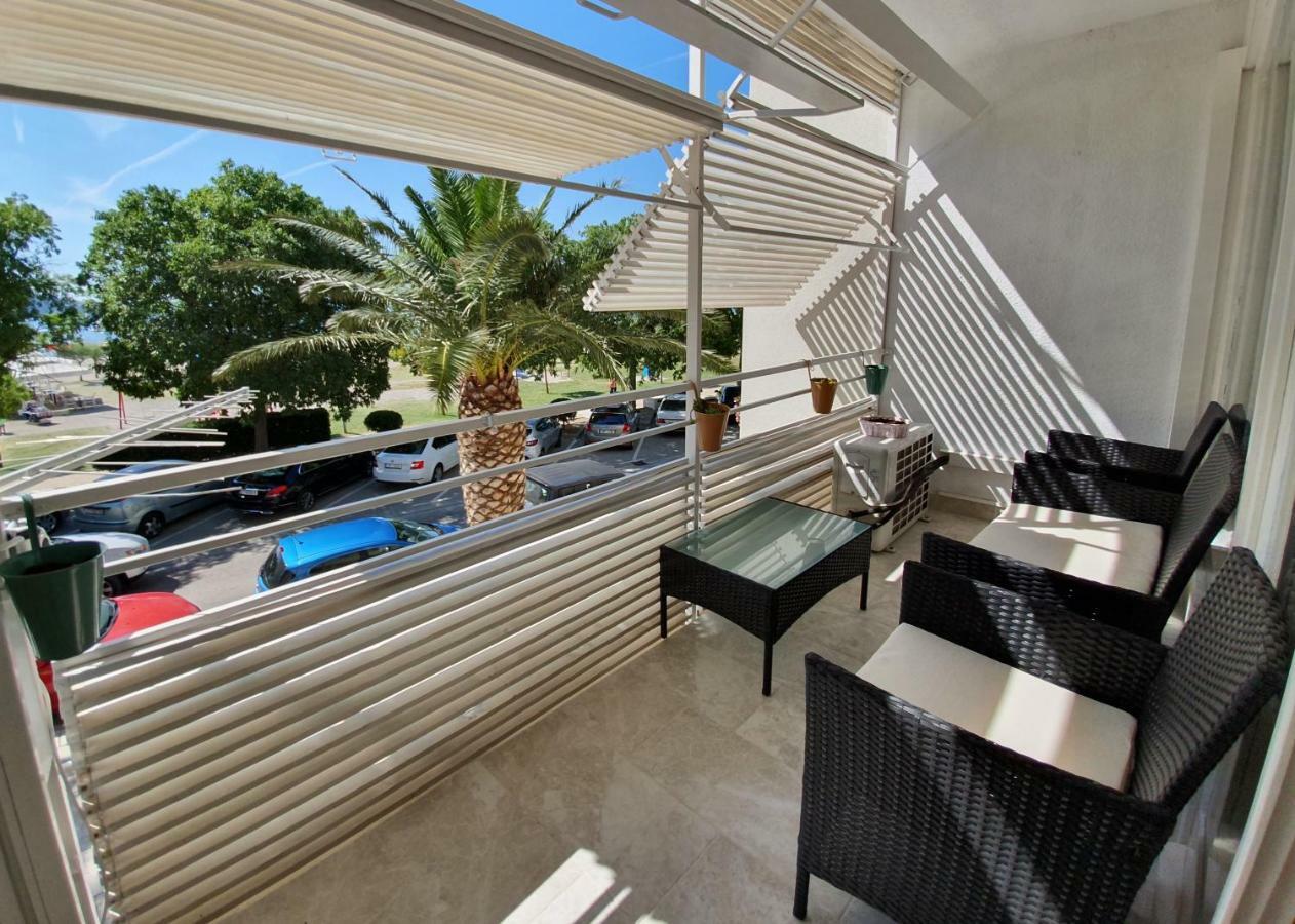 Apartment Dina Omis Bagian luar foto