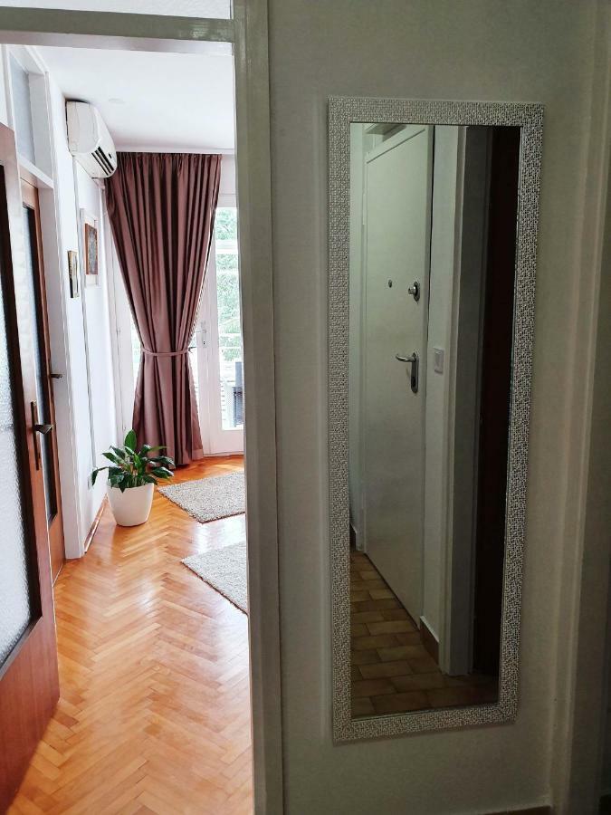 Apartment Dina Omis Bagian luar foto