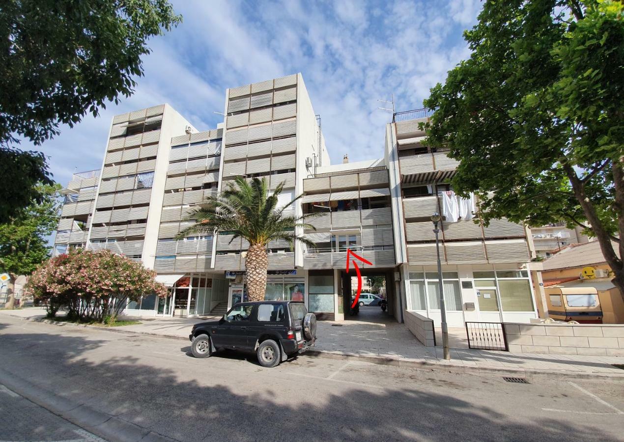 Apartment Dina Omis Bagian luar foto
